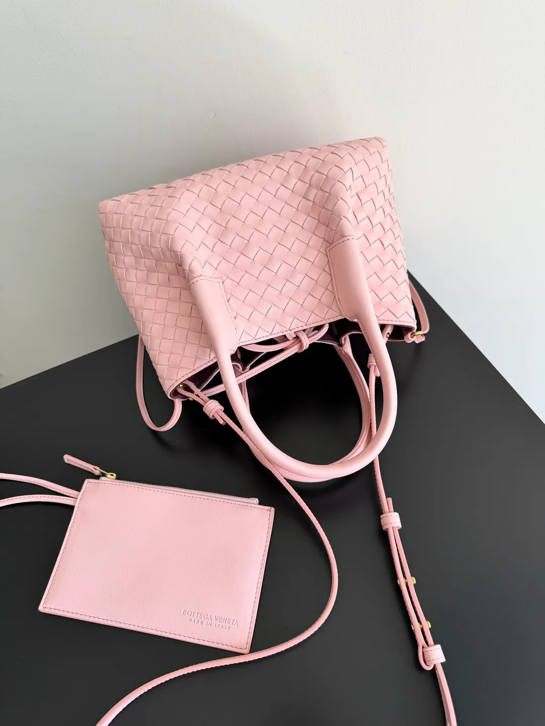 Batch 1660 BOTTEGA VENETA 2025 new product pinacoteca has super soft leather, and the weaving function, practicality and relaxed fashion sense have not fallen behind❤️‍🔥Amway has given sisters a must-have bag when going out. The size of the bag also accurately meets the commuting needs of urban beauties. It can accommodate mobile phones, keys, lipstick, powder, sunscreen, shopping bags...all of it! ! ! 🔥The capacity should not be underestimated~ It does not choose people, clothes, or occasions. With its majestic curved outline, exquisite woven texture, delicate edges and rounded handles, this woven vegetable basket bag truly achieves the goal of "dressing up and being fashionable without getting in the way"~ Are you interested in Jimei? Style number: 819004 Size: 24*15*12cm